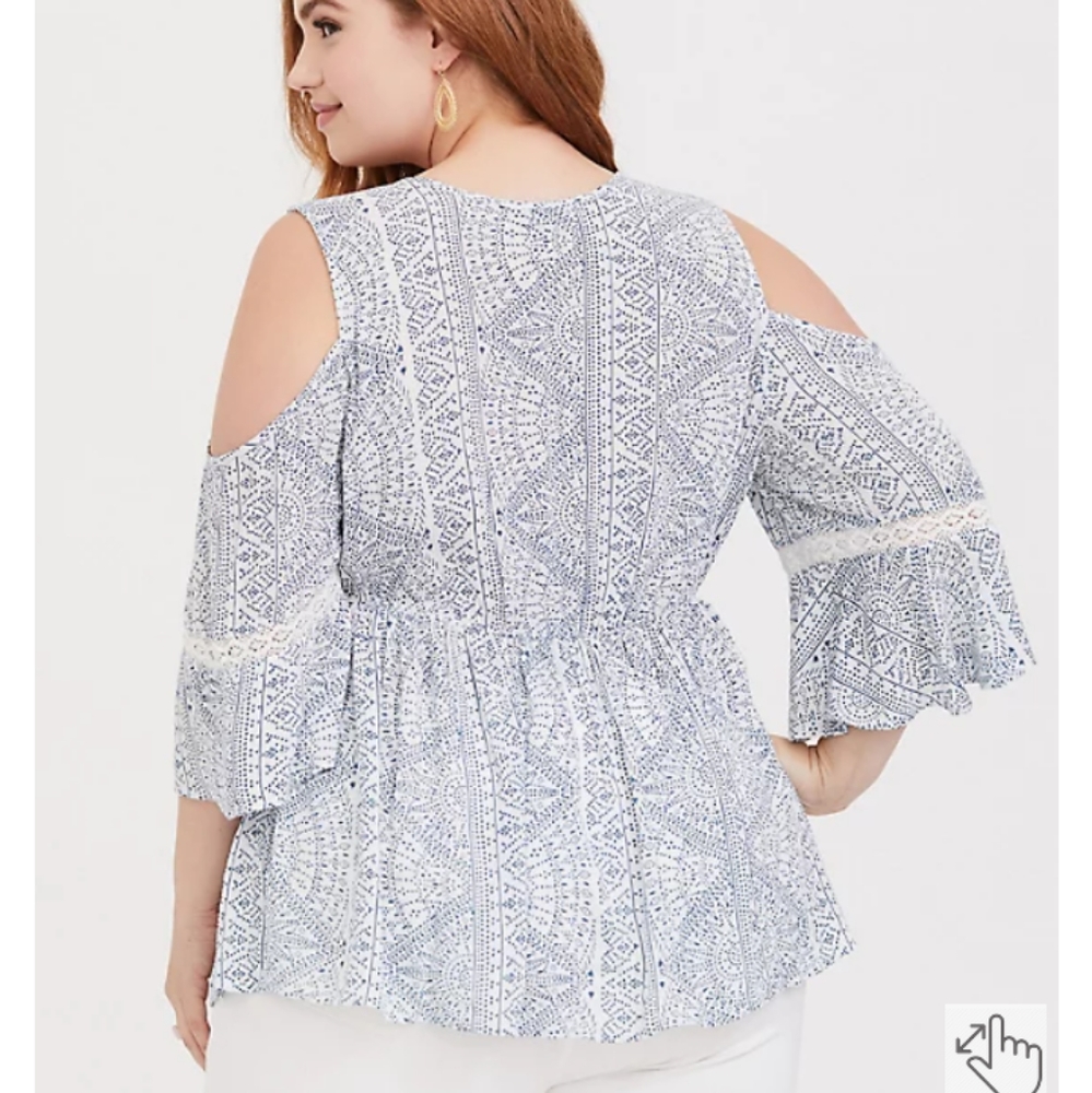Torrid- Ivory & Blue geometric blouse